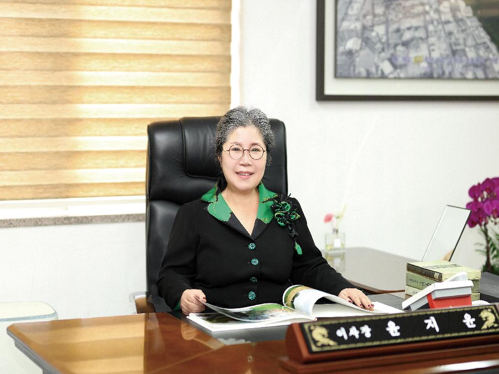 학교법인 지승학원 이사장 윤지윤 이미지