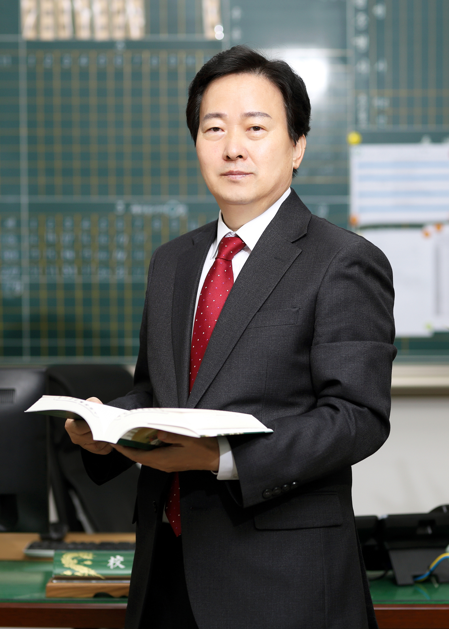 수원중학교장 신용헌 이미지